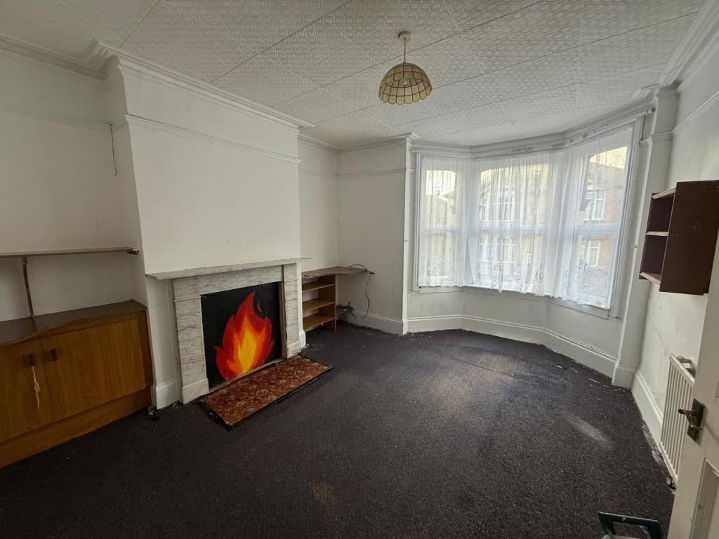 Lot: 97 - THREE/FOUR-BEDROOM TWO BATHROOM HOUSE FOR IMPROVEMENT - Lounge